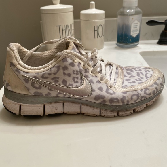Women’s Nike Cheetah Print Running Shoes - Picture 4 of 7